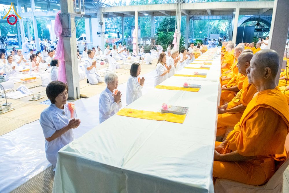 ภาพ No.288855:วันที่ 6 มกราคม พ.ศ. 2569 พิธีถวายภัตตาหารเป็นสังฆทาน แด่พระธรรมยาตรา ในโครงการธรรมยาตรา กตัญญูบูชา มหาปูชนียาจารย์ พระมงคลเทพมุนี(สด จนฺทสโร) พระผู้ปราบมาร อนุสรณ์สถาน 7 แห่ง ปีที่ 14 ณ อนุสรณ์สถานมหาวิหารพระมงคลเทพมุนี (โลตัสแลนด์) อ.สองพี่น้อง จ.สุพรร