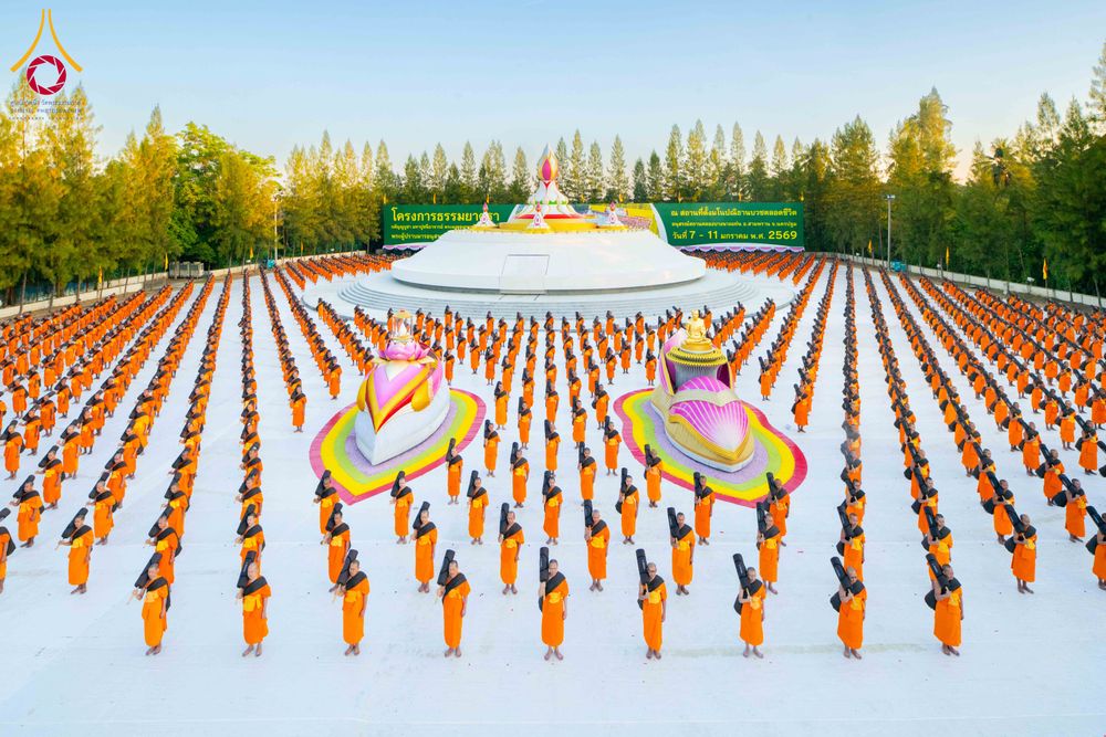 ภาพ No.290658:วันที่ 8 มกราคม พ.ศ. 2569 พระธรรมยาตราปฏิบัติธรรม และถ่ายภาพหมู่ประวัติศาสตร์ ในโครงการธรรมยาตรา กตัญญูบูชามหาปูชนียาจารย์ พระมงคลเทพมุนี(สด จนฺทสโร) พระผู้ปราบมาร อนุสรณ์สถาน 7 แห่ง ปีที่ 14 ณ อนุสรณ์สถานคลองบางนางแท่น อ.สามพราน จ.นครปฐม