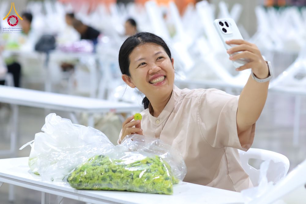 ภาพ No.303301:วันที่ 15-21 มกราคม พ.ศ.2569 ปลิดกลีบดอกเบญจทรัพย์ เพื่อโปรยต้อนรับพระธรรมยาตรา ในโครงการธรรมยาตรา กตัญญูบูชา มหาปูชนียาจารย์ พระมงคลเทพมุนี(สด จนฺทสโร) พระผู้ปราบมาร อนุสรณ์สถาน 7 แห่ง ปีที่ 14 ณ วิหารคด วัดพระธรรมกาย