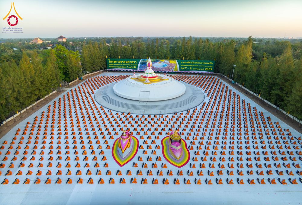 ภาพ No.290631:วันที่ 8 มกราคม พ.ศ. 2569 พระธรรมยาตราปฏิบัติธรรม และถ่ายภาพหมู่ประวัติศาสตร์ ในโครงการธรรมยาตรา กตัญญูบูชามหาปูชนียาจารย์ พระมงคลเทพมุนี(สด จนฺทสโร) พระผู้ปราบมาร อนุสรณ์สถาน 7 แห่ง ปีที่ 14 ณ อนุสรณ์สถานคลองบางนางแท่น อ.สามพราน จ.นครปฐม