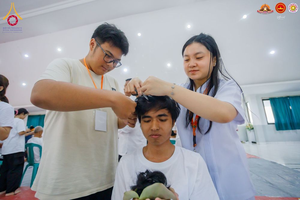 ภาพ No.284466:วันพุธที่ 17  ธันวาคม พ.ศ.2568  พิธีปลงผมนาคธรรมทายาท  โครงการบรรพชาสามเณรและบวชอุบาสิกาแก้ว  ณ วิทยาลัยศรีวิจายา (Sekolah Tinggi Agama Buddha Negeri Sriwijaya) เมืองตังเกอรัง จังหวัดบันเตน ประเทศอินโดนีเซีย