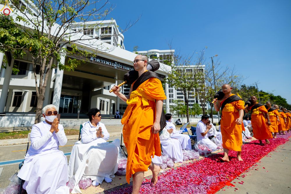 ภาพ No.304551:วันที่ 25 มกราคม พ.ศ. 2569 พิธีต้อนรับพระธรรมยาตรา (ภาพชุดที่ 2) รร.สามัคคีราษฏร์บำรุง-วัดพระธรรมกาย ในโครงการธรรมยาตรา กตัญญูบูชา มหาปูชนียาจารย์ พระมงคลเทพมุนี(สด จนฺทสโร) พระผู้ปราบมาร อนุสรณ์สถาน 7 แห่ง ปีที่ 14