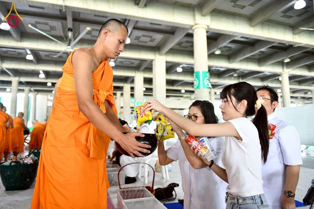 ภาพ No.256663:วันที่ 11 ตุลาคม พ.ศ. 2568 พิธีตักบาตรฉลองพระใหม่  โครงการอุปสมบทบูชาธรรม 141 ปี  พระมงคลเทพมุนี (สด จนฺทโร) ผู้ค้นพบวิชชาธรรมกาย ณ มหาวิหารคด 9 วัดพระธรรมกาย