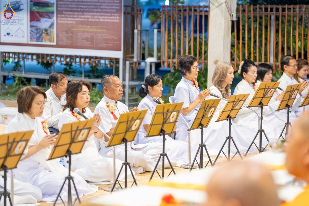ภาพ No.188907:พิธีถวายภัตตาหารเป็นสังฆทาน แด่พระธรรมยาตรา ในโครงการธรรมยาตรา กตัญญูบูชา มหาปูชนียาจารย์ พระมงคลเทพมุนี(สด จนฺทสโร) พระผู้ปราบมาร ปีที่ 13 ณ อนุสรณ์สถานมหาวิหารพระมงคลเทพมุนี (โลตัสแลนด์) อ.สองพี่น้อง จ.สุพรรณบุรี วันที่ 4 มกราคม พ.ศ.2568