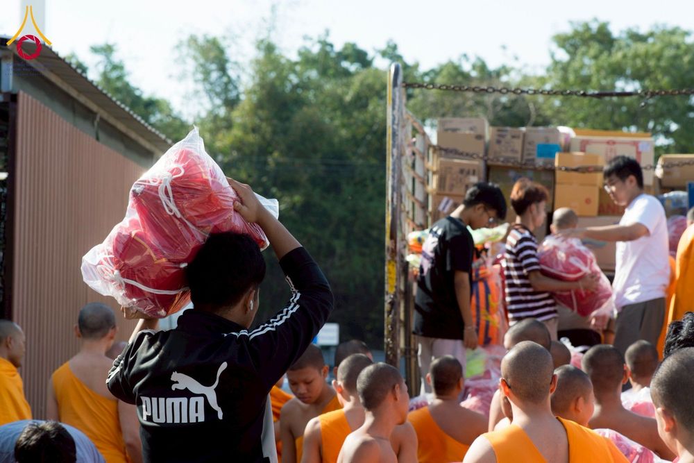ภาพ No.273672:วันที่ 27 พฤศจิกายน พ.ศ. 2568 คณะศิษยานุศิษย์วัดพระธรรมกาย มูลนิธิธรรมกาย มอบอาหารและสิ่งของความช่วยเหลือให้พี่น้องชาวใต้ ผู้ประสบอุทกภัยน้ำท่วม