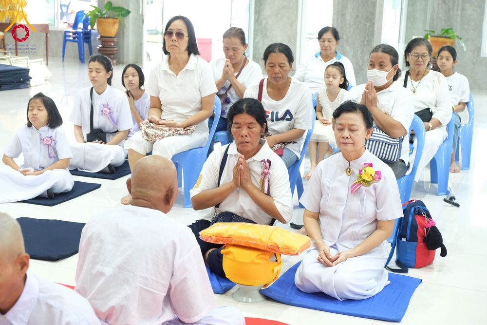 ภาพ No.277925:พิธีตัดปอยผมและปลงผมนาคธรรมทายาท พิธีขอขมาผู้ปกครอง ณ ศูนย์อบรมเยาวชนนครปฐม จ.นครปฐม และพิธีมอบบาตร ผ้าไตร นาคธรรมทายาท พิธีบรรพชา อุปสมบทหมู่ ณ วัดลาดหญ้าไทร จ.นครปฐม