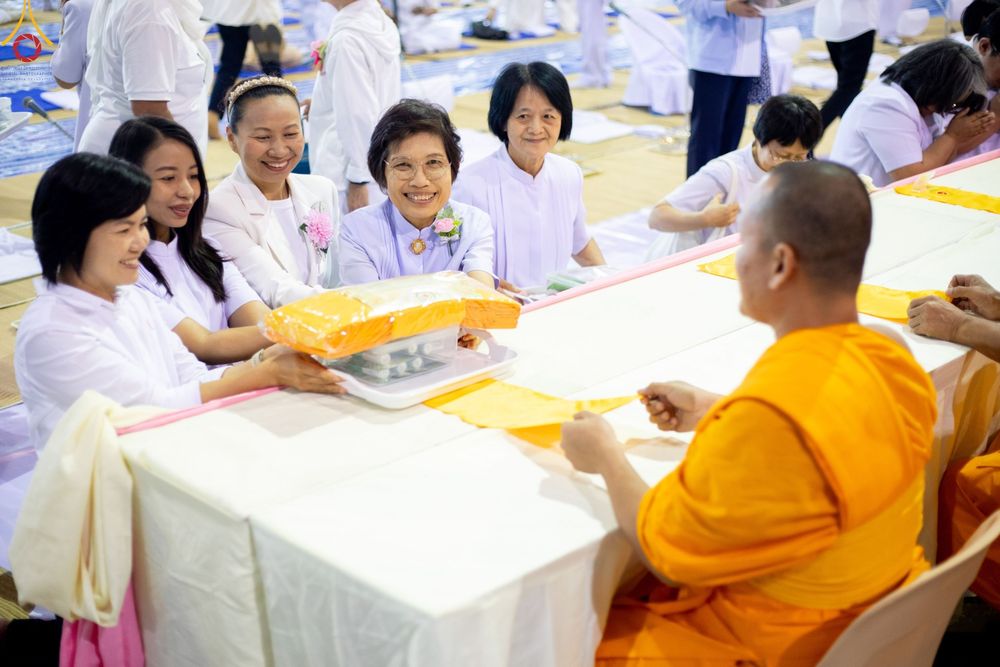 ภาพ No.188510:พิธีถวายภัตตาหารเป็นสังฆทาน แด่พระธรรมยาตรา ในโครงการธรรมยาตรา กตัญญูบูชา มหาปูชนียาจารย์ พระมงคลเทพมุนี(สด จนฺทสโร) พระผู้ปราบมาร อนุสรณ์สถาน 7 แห่ง ปีที่ 13 ณ สภาธรรมกายสากล วัดพระธรรมกาย วันที่ 3 มกราคม พ.ศ. 2568