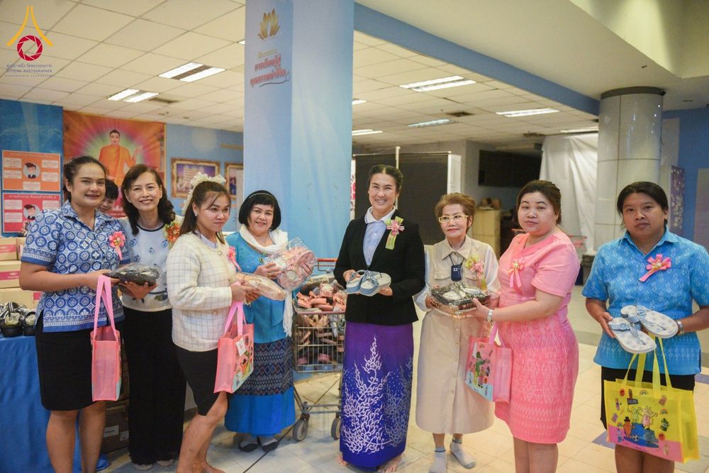 ภาพ No.184440:พิธีมอบโล่ และใบประกาศเกียรติคุณ  โครงการเจริญพระพุทธมนต์ ธัมมจักกัปปวัตตนสูตร  โรงเรียนที่มีผลการดำเนินกิจกรรมดีเด่น จังหวัดสระบุรี  หนึ่งในโครงการหมู่บ้านรักษาศีล 5  และวันรวมพลังเด็กดี V-Star  วันที่ 17 ธันวาคม พ.ศ.2567 ณ ห้างทวีกิจคอมเพล็กซ์ ชั้น 4 อ