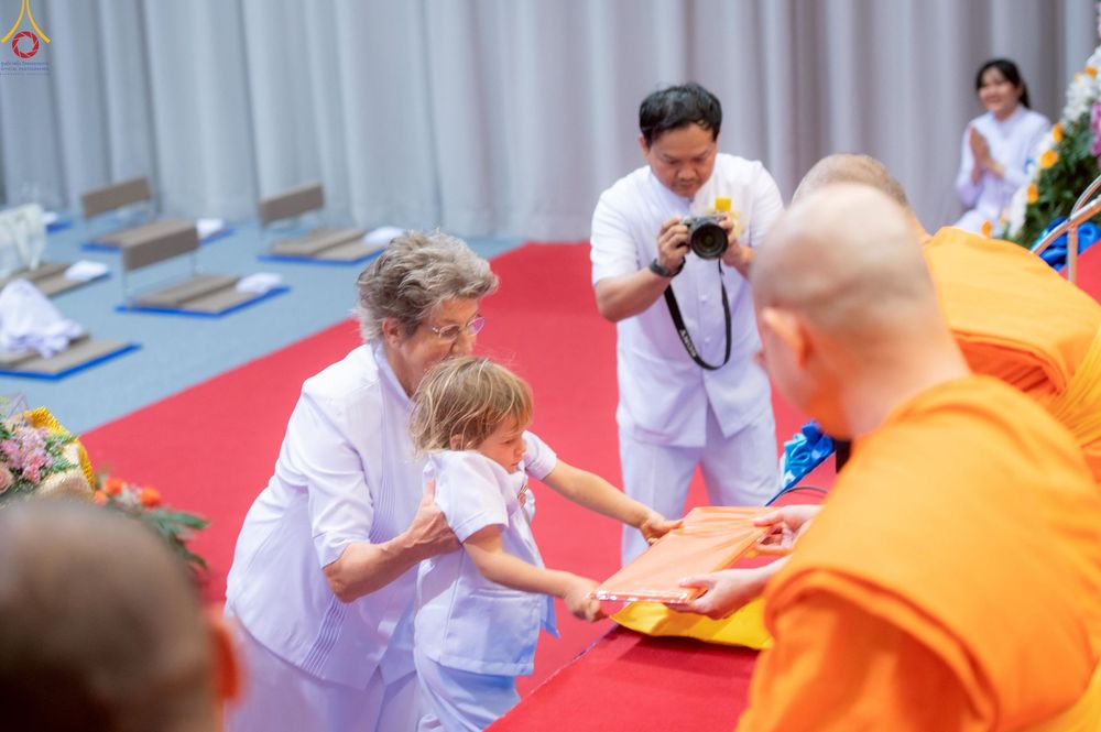 ภาพ No.256037:วันที่ 12 ตุลาคม พ.ศ. 2568 พิธีทอดกฐินวัดพระธรรมกายสวิตเซอร์แลนด์  ณ หอประชุมโรงเรียน Obergoldbach เมือง Bern ประเทศสวิตเซอร์แลนด์