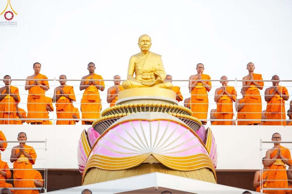 ภาพ No.201297:พระธรรมยาตราปฏิบัติธรรม และถ่ายภาพหมู่ประวัติศาสตร์ ณ อาคารธรรมยาตรา กตัญญูบูชามหาปูชนียาจารย์  ตรงข้ามวัดปากน้ำภาษีเจริญ จ.กรุงเทพมหานคร ในโครงการธรรมยาตรา กตัญญูบูชา มหาปูชนียาจารย์ พระมงคลเทพมุนี(สด จนฺทสโร) พระผู้ปราบมาร อนุสรณ์สถาน 7 แห่ง ปีที่ 13