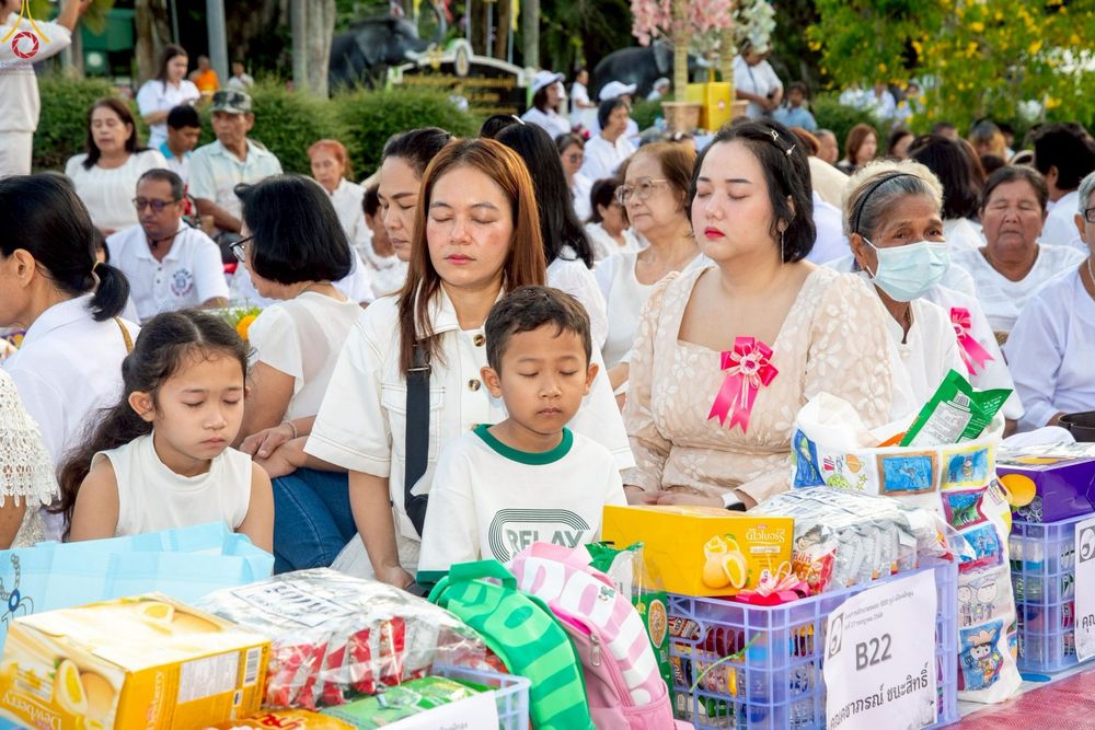 ภาพ No.235148:วันอาทิตย์ที่ 27 กรกฎาคม พ.ศ. 2568 พิธีตักบาตรพระ1,000 รูป ทำบุญเมืองพัทลุง ประธานสงฆ์ พระปริยัติวชิโรดม  เจ้าคณะจังหวัดพัทลุง ประธานฆราวาส นายรัฐศาสตร์ ชิดชู  ผู้ว่าราชการจังหวัดพัทลุง