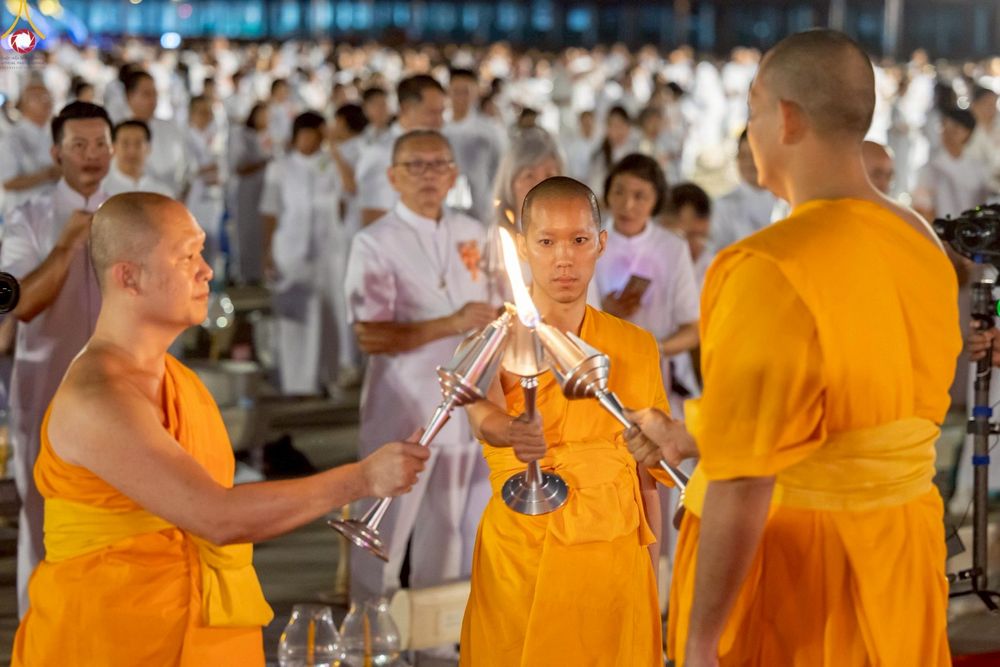 ภาพ No.253630:วันที่ 10 ตุลาคม พ.ศ. 2568 พิธีจุดประทีปบูชาพระผู้ปราบมาร, พิธีจุดประทีปบนพระมหาธรรมกายเจดีย์  20,000 ดวง เนื่องในวันคล้ายวันเกิดครบรอบ 141 ปี พระมงคลเทพมุนี (สด จนฺทสโร)