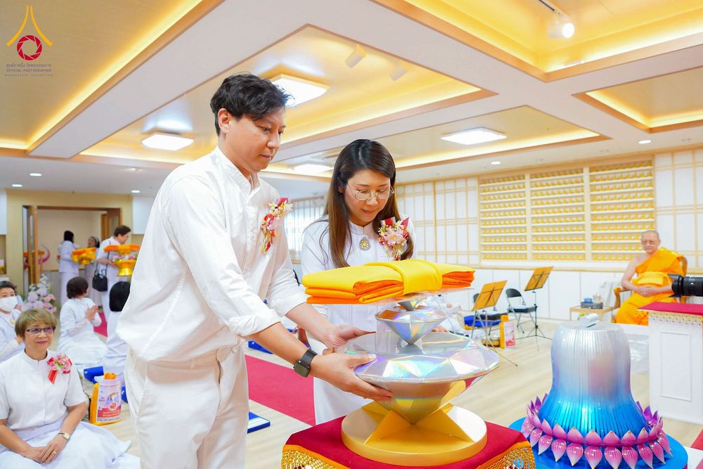 ภาพ No.221285:วันศุกร์ที่ 25 เมษายน พ.ศ. 2568 พิธีอัญเชิญรูปเหมือนพระมงคลเทพมุนี (สด จนฺทสโร) พระผู้ปราบมาร พิธีทอดผ้าป่าสามัคคี 25 ปี พิธีถวายสังฆทาน 15 วัด แด่เจ้าอาวาสภาคพื้นเอเชีย และแอฟริกา ในวาระครบ 25 ปี วัดพระธรรมกายโอซาก้า ประเทศญี่ปุ่น