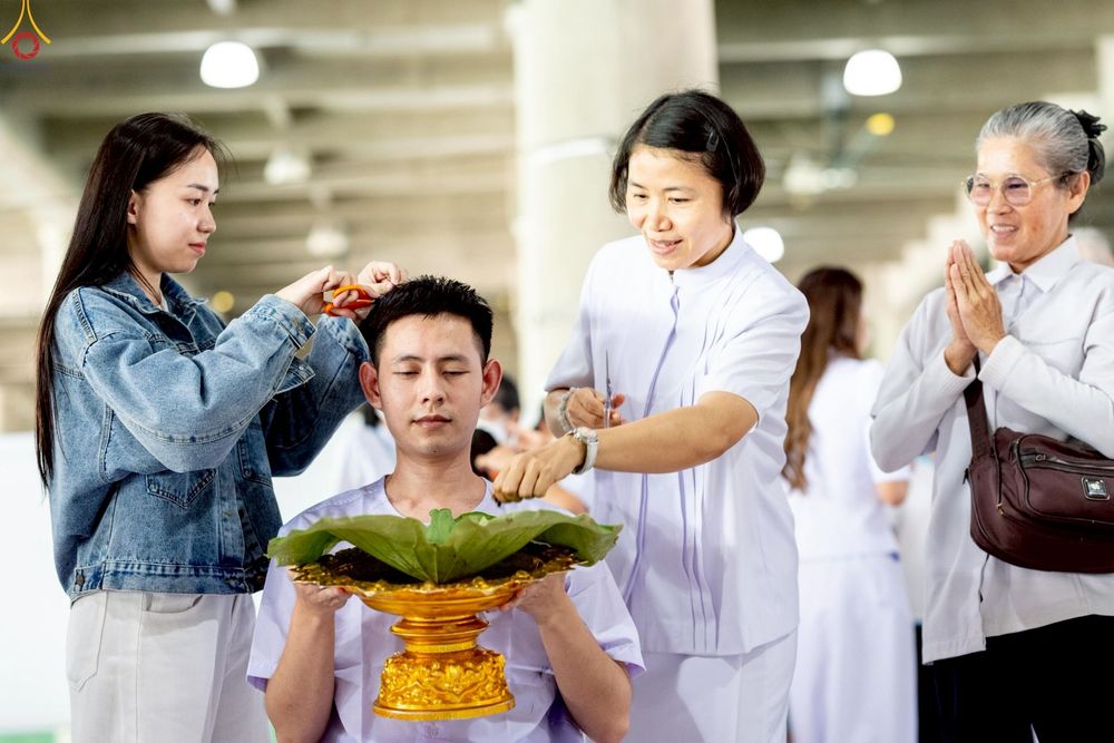 ภาพ No.248596:วันที่ 28 กันยายน พ.ศ. 2568 พิธีตัดปอยผม และปลงผม โครงการอุปสมบทบูชาธรรม 141 ปี พระมงคลเทพมุนี ณ วิหารคด วัดพระธรรมกาย