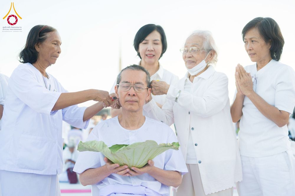 ภาพ No.274746:วันอาทิตย์ที่ 30 พฤศจิกายน พ.ศ. 2568 พิธีปลงผม โครงการอุปสมบทบูชาธรรมมหาปูชนียาจารย์ ปี 2568 ณ ลานธรรมพระมหาธรรมกายเจดีย์ ฝั่งทิศตะวันตก ระหว่างวิหารคดหมายเลข 8 และ 9 วัดพระธรรมกาย