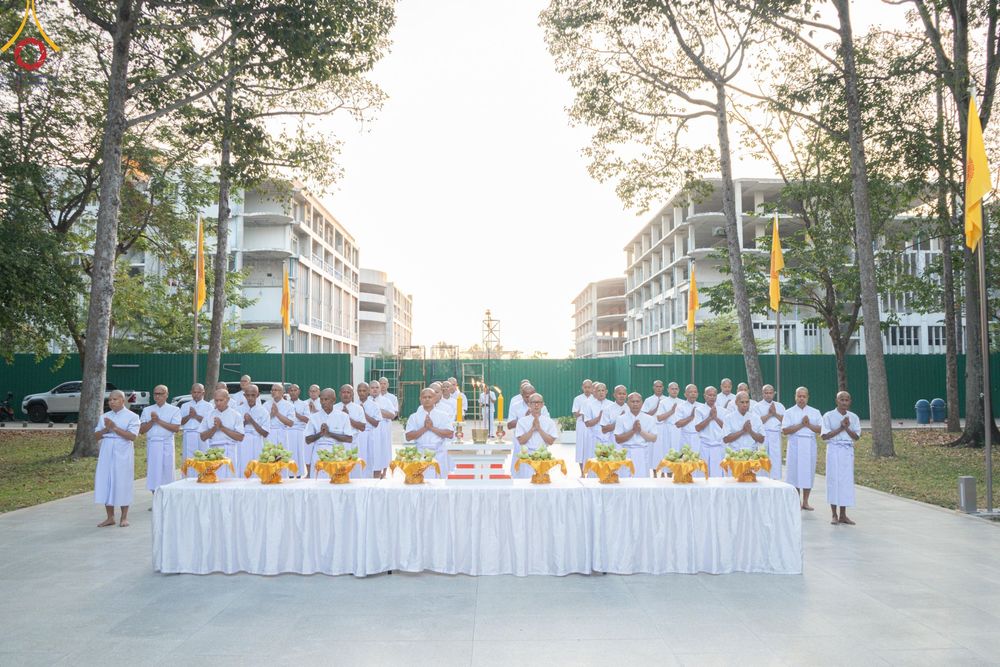 ภาพ No.199666:โครงการอุปสมบทหมู่บูชาธรรม 116 ปี คุณยายอาจารย์มหารัตนอุบาสิกาจันทร์ ขนนกยูง โครงการอุปสมบทหมู่ธรรมทายาท ระดับอุดมศึกษา รุ่นที่ 51 ภาคฤดูหนาว  ณ โบสถ์พระไตรปิฏก วัดพระธรรมกาย จ.ปทุมธานี  วันที่ 11 มกราคม พ.ศ. 2568 โดยมีพระครูปลัดรัตนวีรวัฒน์ เจ้าอาวาสวัด