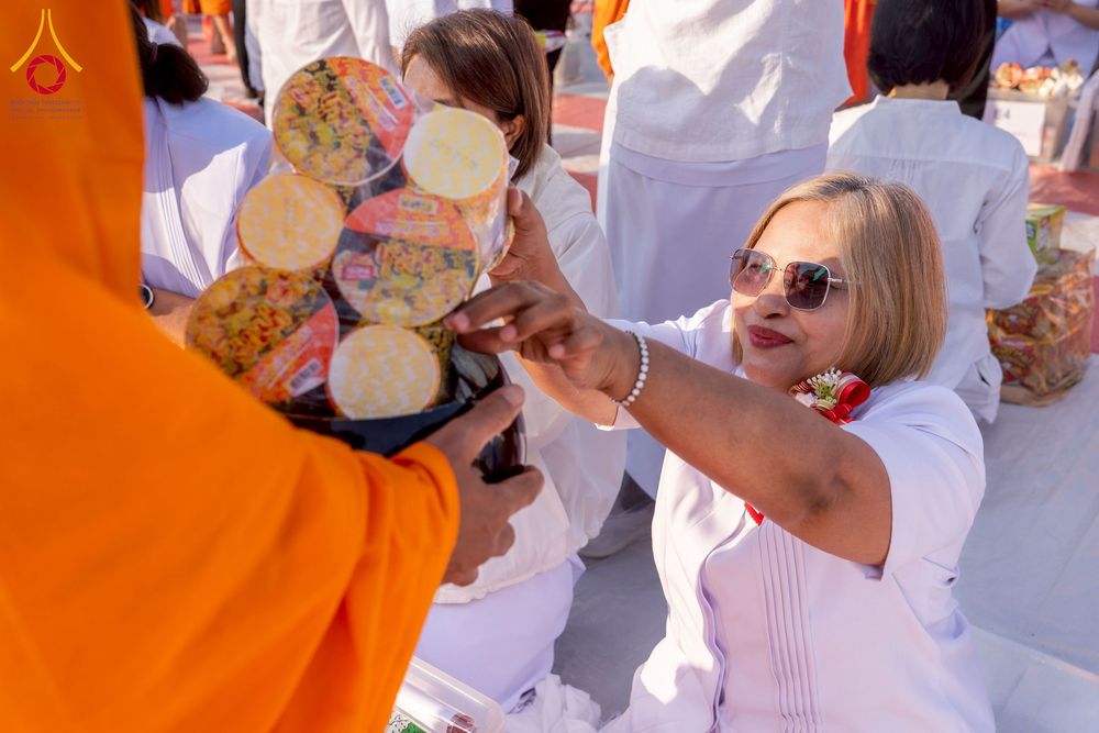 ภาพ No.276911:วันเสาร์ที่ 6 ธันวาคม พ.ศ. 2568 พิธีตักบาตรพระ 1,000 รูป อุทิศถวายพระราชกุศลสมเด็จพระนางเจ้าสิริกิติ์ พระบรมราชินีนาถ พระบรมราชชนนี พันปีหลวง และ ทำบุญเมืองลำปาง ครบรอบ 1,345 ปี ณ ลานพระบรมราชานุสาวรีย์สมเด็จพระนเรศวรมหาราชนครลำปาง อ.เกาะคา จ.ลำปาง