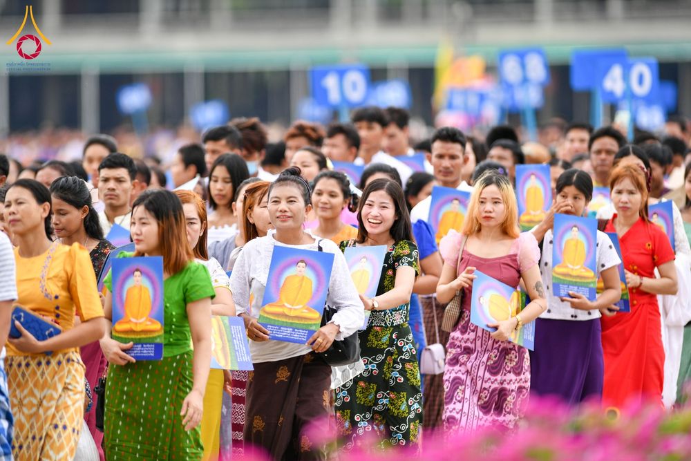 ภาพ No.143672:พิธีถวายผ้าไตร, สวดธรรมจักร, ปฏิบัติธรรม และฟังแสดงพระธรรมเทศนา ภาษาเมียนมา โดยมีสาธุชนชาวเมียนมากว่า 4,000 คน เข้าร่วมพิธี ณ มหารัตนวิหารคด วัดพระธรรมกาย วันอาทิตย์ที่ 7 กรกฎาคม พ.ศ. 2567