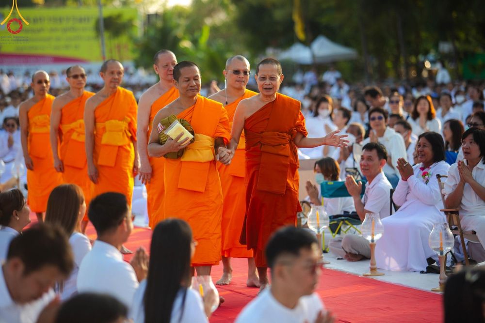 ภาพ No.192641:พิธีจุดประทีปถวายเป็นพุทธบูชา และบูชาธรรมมหาปูชนียาจารย์ ณ อนุสรณ์สถานคลองบางนางแท่น อ.สามพราน จ.นครปฐม ในโครงการธรรมยาตรา กตัญญูบูชา มหาปูชนียาจารย์ พระมงคลเทพมุนี(สด จนฺทสโร) พระผู้ปราบมาร อนุสรณ์สถาน 7 แห่ง ปีที่ 13 วันที่ 10 มกราคม พ.ศ. 2568