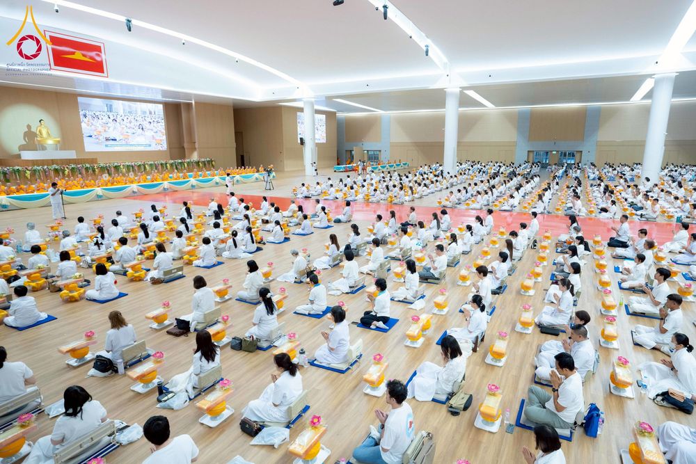 ภาพ No.270599:วันอาทิตย์ที่ 16 พฤศจิกายน พ.ศ. 2568 ถวายกองทุนโครงการอุปสมบทหมู่ 3,000 รูปทั่วไทย  รุ่นบูชาธรรมมหาปูชนียาจารย์ ณ ห้องแก้วสารพัดนึก 2 สภาธรรมกายสากล วัดพระธรรมกาย