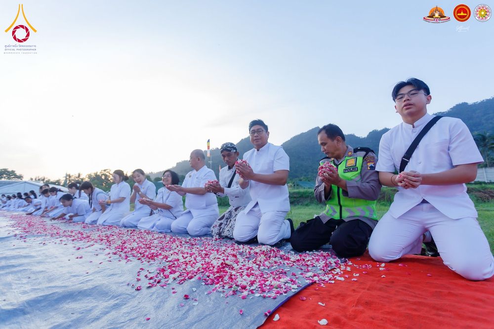 ภาพ No.280034:วันที่ 31 ธันวาคม พ.ศ. 2568 เดินธรรมยาตราที่บรมพุทธโธ อินโดนีเซีย