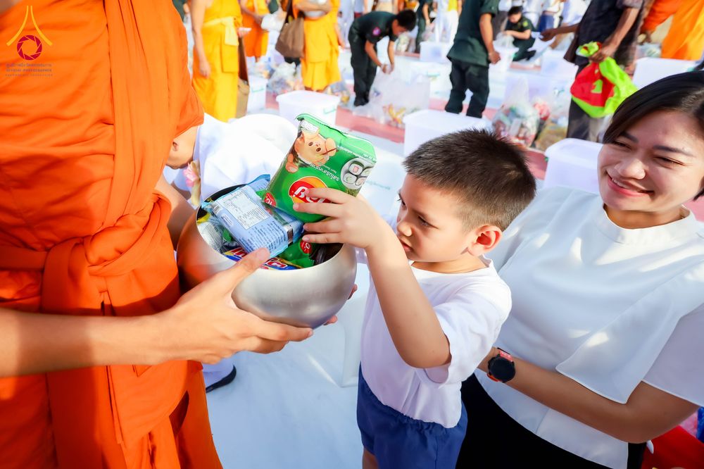 ภาพ No.313992:วันอาทิตย์ที่ 14 มีนาคม พ.ศ. 2569 ทำบุญเมืองหาดใหญ่ตักบาตรพระ 1,109 รูป เติมบุญใหญ่ หลังวิกฤตมหาอุทกภัย ณ ซุ้มประตูไชน่าทาวน์ ถนนศุภสารรังสรรค์ อ.หาดใหญ่ จ.สงขลา