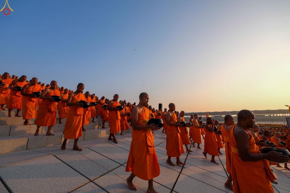 ภาพ No.279808:วันที่ 1 มกราคม พ.ศ.2569 พิธีตักบาตรในวันขึ้นปีใหม่ ณ ลานธรรม วัดพระธรรมกาย