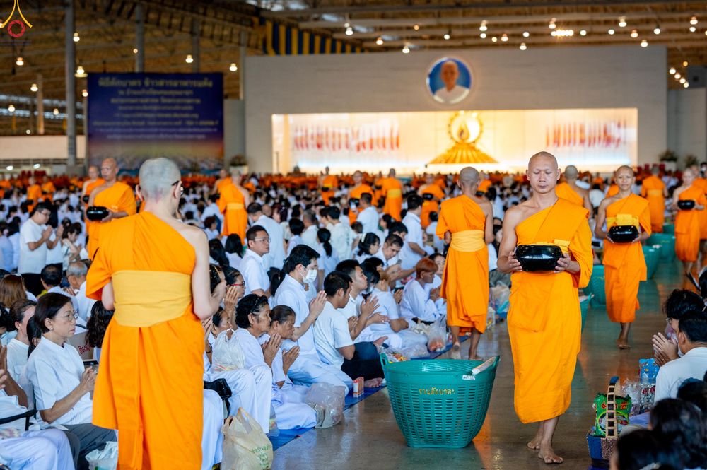 ภาพ No.311332:วันอาทิตย์ต้นเดือนที่ 1 มีนาคม พ.ศ.2569 พิธีตักบาตร และ พิธีบูชาข้าวพระ ณ สภาธรรมกายสากล วัดพระธรรมกาย