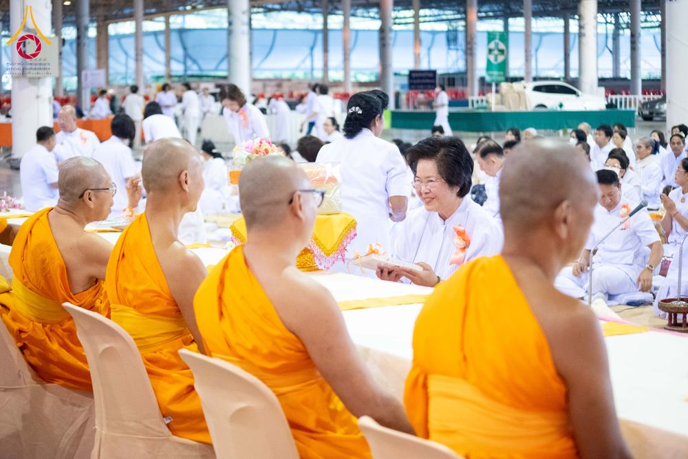 ภาพ No.279076:วันที่ 2 มกราคม พ.ศ.2569 พิธีถวายภัตตาหารเป็นสังฆทาน แด่พระธรรมยาตรา ณ วัดพระธรรมกาย ปทุมธานี ในโครงการธรรมยาตรา กตัญญูบูชา มหาปูชนียาจารย์ พระมงคลเทพมุนี(สด จนฺทสโร) พระผู้ปราบมาร อนุสรณ์สถาน 7 แห่ง ปีที่ 14