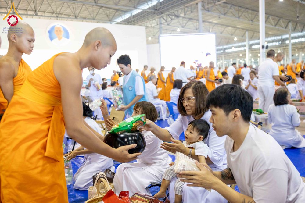 ภาพ No.308491:วันที่ 1 กุมภาพันธ์ พ.ศ. 2569 พิธีตักบาตรข้าวสารอาหารแห้ง ณ บ้านแก้วเรือนทองคุณยาย สภาธรรมกายสากล วัดพระธรรมกาย