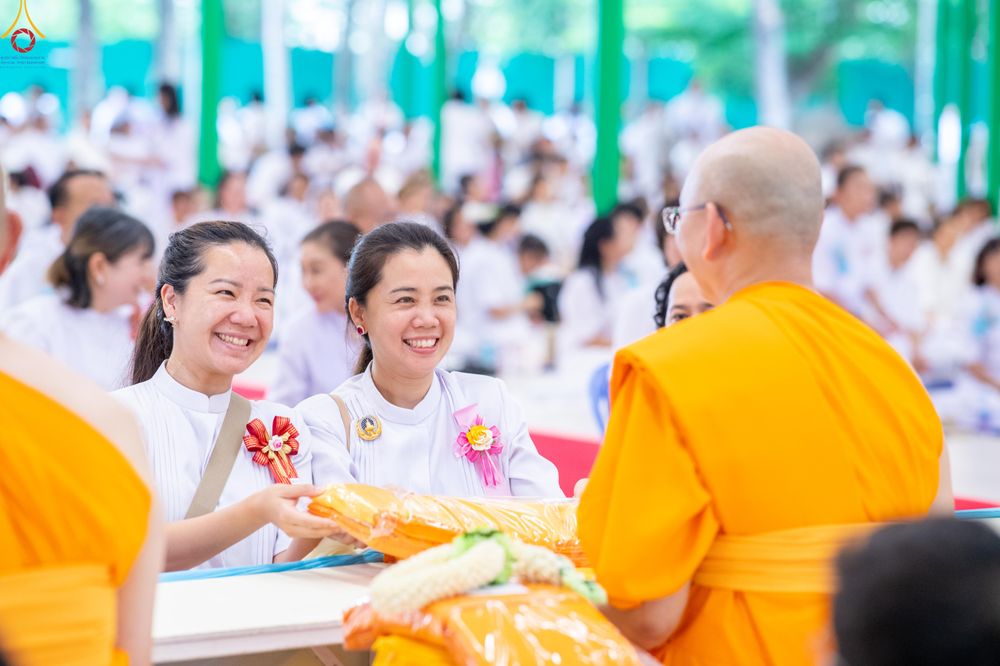 ภาพ No.330836:วันวิสาขบูชา อาทิตย์ที่ 31 พฤษภาคม พ.ศ.2569 พิธีบรรพชาสามเณรอุบาสก 11 ท่าน , พิธีถวายบาตรผ้าไตร และจตุปัจจัยไทยธรรม แด่สามเณร , พิธีอุปสมบทอุทิศชีวิต , พิธีกล่าวคำกัปปิยภัณฑ์  ณ อุโบสถพระไตรปิฎก วัดพระธรรมกาย จังหวัดปทุมธานี