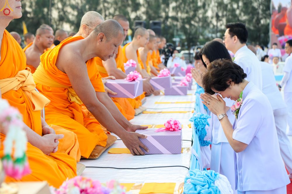 ภาพ No.302535:วันที่ 24 มกราคม พ.ศ. 2569 พิธีตักบาตรพระธรรมยาตรา ณ อนุสรณ์สถานลำดับที่ 5 สถานที่เผยแผ่วิชชาธรรมกายครั้งแรก อนุสรณ์สถานบางปลา วัดบางปลา อำเภอบางเลน จังหวัดนครปฐม ในโครงการธรรมยาตรา กตัญญูบูชา มหาปูชนียาจารย์ พระมงคลเทพมุนี(สด จนฺทสโร) พระผู้ปราบมาร อนุส