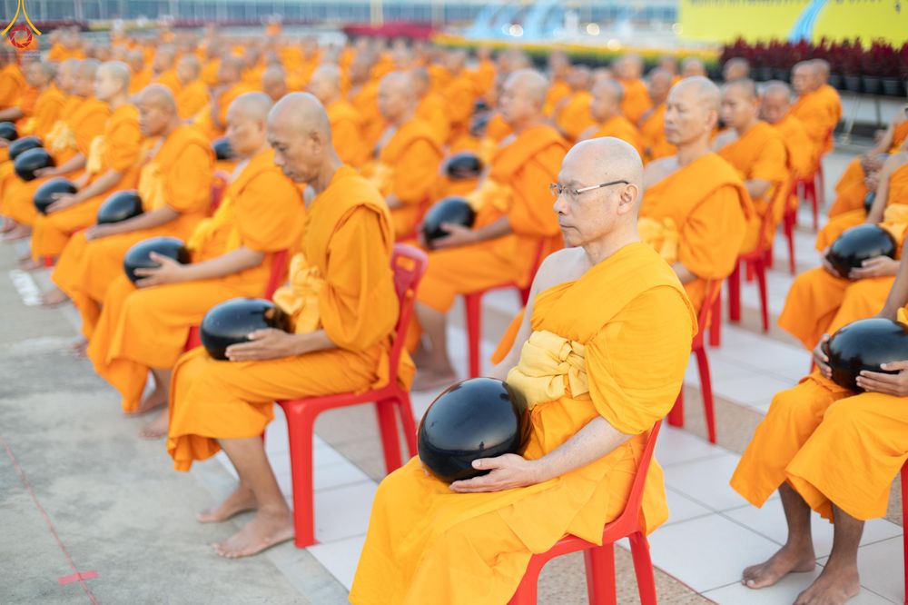 ภาพ No.279714:วันที่ 1 มกราคม พ.ศ.2569 พิธีตักบาตรในวันขึ้นปีใหม่ ณ ลานธรรม วัดพระธรรมกาย