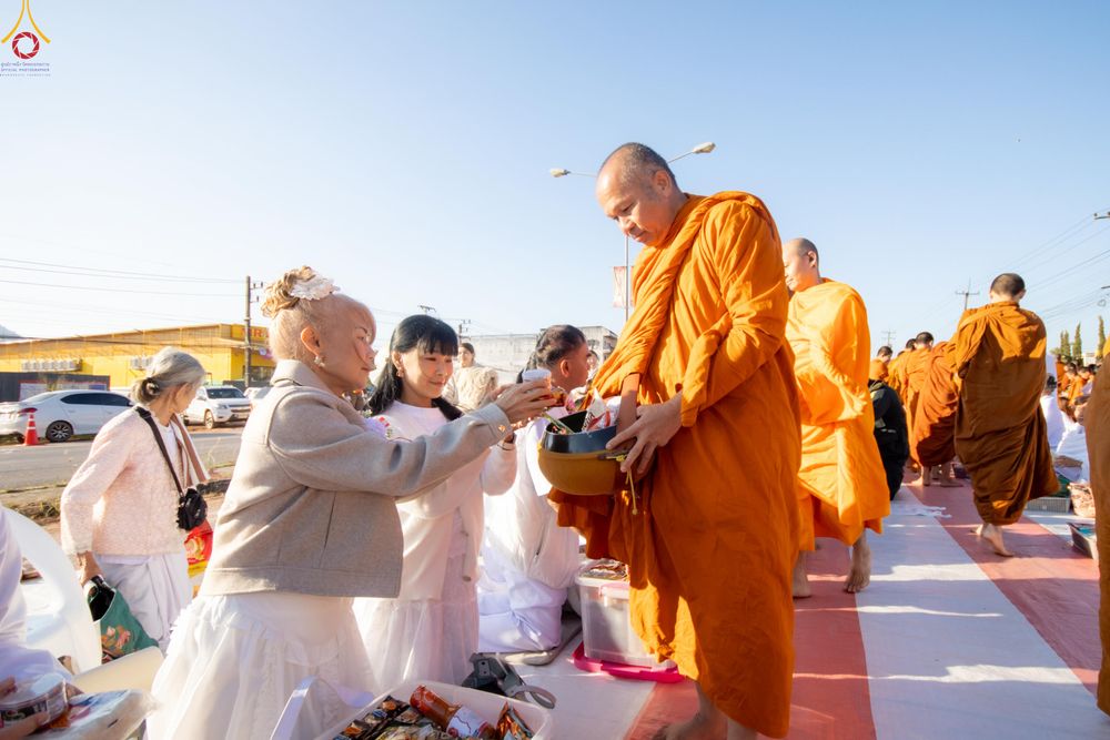 ภาพ No.281430:วันเสาร์ที่ 27 ธันวาคม พ.ศ.2568 พิธีตักบาตรพระ ๑,๐๐๐ รูป   เพื่อความเป็นสิริมงคลแก่ชีวิตและแผ่นดินไทย  มหากุศลครั้งยิ่งใหญ่แห่งปี ส่งท้ายปีเก่า ต้อนรับปีใหม่  ณ ถนนหน้าที่ว่าการอำเภอภูเรือ จังหวัดเลย