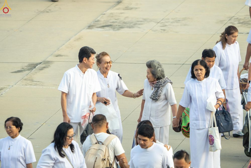 ภาพ No.279952:วันที่ 1 มกราคม พ.ศ.2569 พิธีตักบาตรในวันขึ้นปีใหม่ ณ ลานธรรม วัดพระธรรมกาย