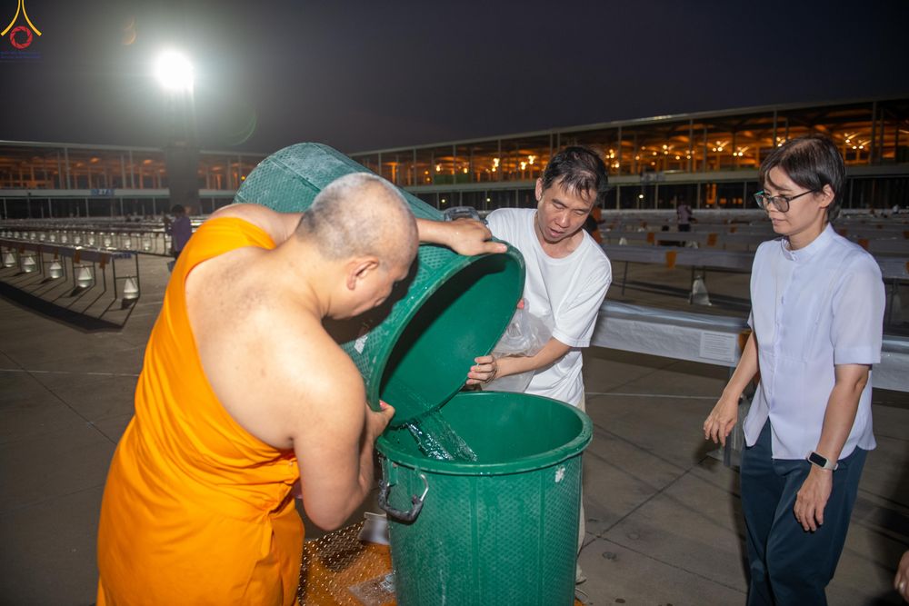 ภาพ No.321234:วันที่ 10-11 เมษายน พ.ศ.2569 การเตรียมกล่องไทยธรรม และการติดผ้ารับประเคน เพื่องานถวายมหาสังฆทาน 40,000 กว่าวัดทั่วประเทศ วันคุ้มครองโลก 22 เมษายน พ.ศ.2569 วัดพระธรรมกาย