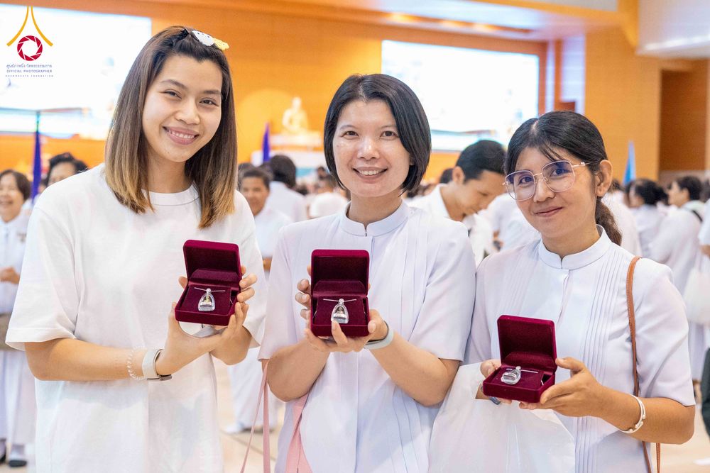 ภาพ No.338117:วันอาทิตย์ต้นเดือน 5 กรกฎาคม พ.ศ.2569 สัมมนาพิเศษ พิธีมอบพระของขวัญ ณ ห้องแก้วสารพัด1 วัดพระธรรมกาย