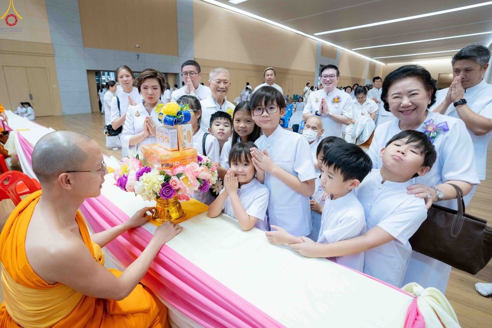 ภาพ No.343700:วันที่ 16 สิงหาคม พ.ศ.2569 พิธีถวายคิลานเภสัช และอุปกรณ์ทางการแพทย์ ณ ห้องแก้วสารพัดนึก2 วัดพระธรรมกาย