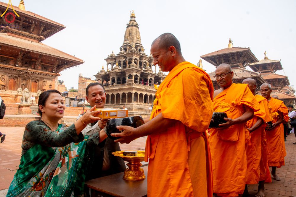 ภาพ No.317263:วันอังคารที่ 31 มีนาคม พ.ศ.2569 จาริกบิณฑบาตแห่งศรัทธา จากวัดอเชศวรสู่สี่แยกปาตันและวัดศรี ประเทศเนปาล