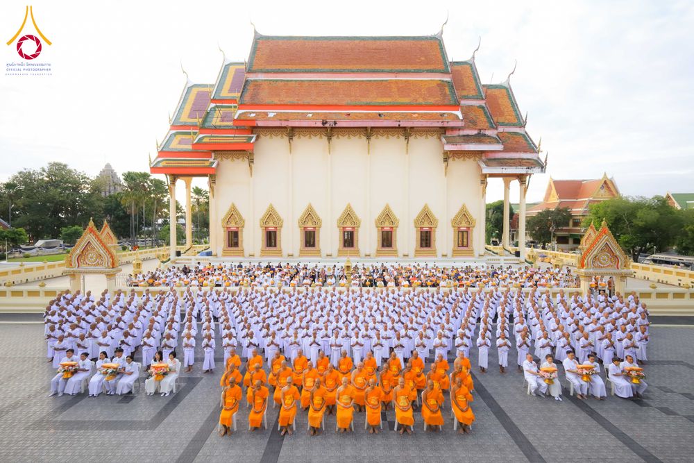 ภาพ No.278527:วันอาทิตย์ที่ 14 ธันวาคม พ.ศ.2568  พิธีเวียนประทักษิณ พิธีวันทาสีมาพระประธาน โครงการบวชบูชาธรรมมหาปูชนียาจารย์ ของศูนย์ปฏิบัติธรรมบุรีรัมย์ ณ วัดกลาง พระอารามหลวง จังหวัดบุรีรัมย์