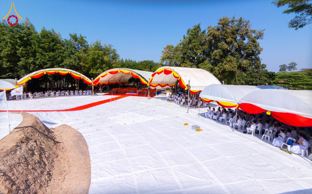 ภาพ No.285849:วันพุธที่ 10 ธันวาคม พ.ศ.2568  พิธีตอกเสาเข็มมงคลต้นสุดท้าย รองรับองค์พระเจดีย์เพื่อสร้างสันติภาพโลก ณ ศูนย์ปฏิบัติธรรมและศูนย์อบรมเยาวชน ชัยนาท