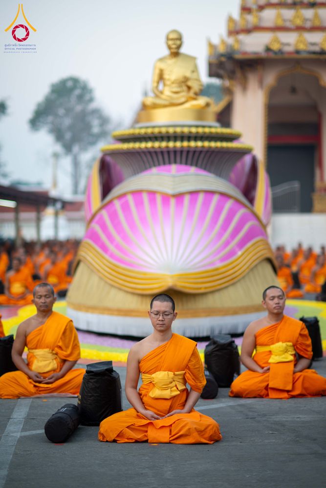 ภาพ No.297285:วันที่ 15 มกราคม พ.ศ.2569 พระธรรมยาตราปฏิบัติธรรมและถ่ายภาพหมู่ประวัติศาสตร์ อนุสรณ์สถานลำดับที่ 4 สถานที่เกิดด้วยกายธรรม  ณ วัดโบสถ์บน ต.บางคูเวียง จ.นนทบุรี ในโครงการธรรมยาตรา กตัญญูบูชา มหาปูชนียาจารย์ พระมงคลเทพมุนี(สด จนฺทสโร) พระผู้ปราบมาร อนุสรณ์ส