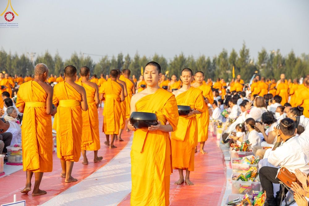 ภาพ No.201145:พิธีตักบาตรพระธรรมยาตรา ณ อนุสรณ์สถานลำดับที่ 5 สถานที่เผยแผ่วิชชาธรรมกายครั้งแรก อนุสรณ์สถานบางปลา วัดบางปลา อำเภอบางเลน จังหวัดนครปฐม ในโครงการธรรมยาตรา กตัญญูบูชา มหาปูชนียาจารย์ พระมงคลเทพมุนี(สด จนฺทสโร) พระผู้ปราบมาร อนุสรณ์สถาน 7 แห่ง ปีที่ 13