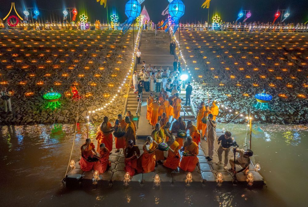 ภาพ No.266219:วันพุธที่ 5 พฤศจิกายน พ.ศ. 2568 (วันพระ ขึ้น 15 ค่ำ เดือน 12) พิธีจุดประทีปโคมลาน, โคมลอย และลอยกระทง ถวายประทีปเป็นพุทธบูชา สร้างความสว่างไสวให้กับแผ่นดินด้วยแสงธรรม ณ พุทธอุทยานนานาชาติ จังหวัดหนองคาย