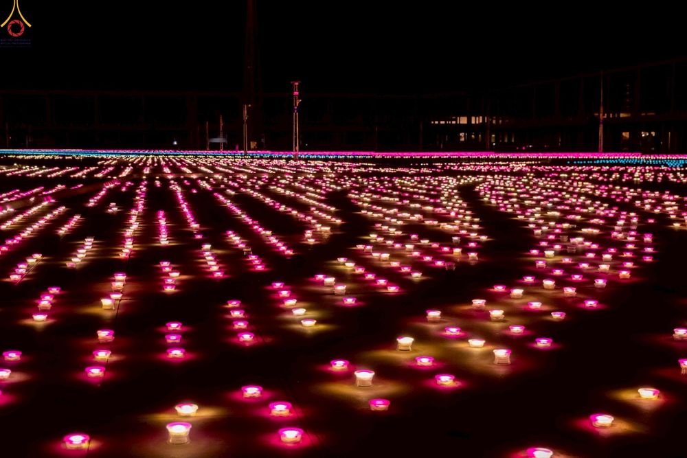 ภาพ No.241096:วันพุธที่ 27 สิงหาคม พ.ศ. 2568 พิธีจุดประทีป ในวันธรรมชัย ณ วัดพระธรรมกาย