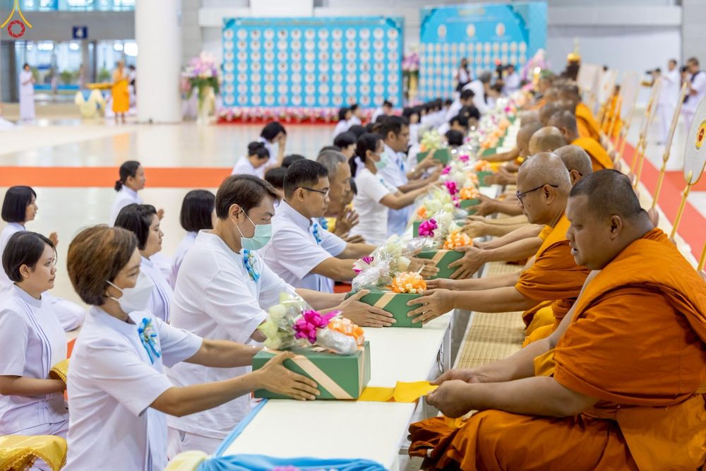 ภาพ No.233886:วันเสาร์ที่ 19 กรกฎาคม พ.ศ.2568 วันมหารำลึก ครั้งที่ 35 พิธีรำลึกถึงนักสร้างบารมี , พิธีสวดพระพุทธมนต์ , พิธีทอดผ้าบังสกุลและถวายไทยธรรม วัดพระธรรมกาย