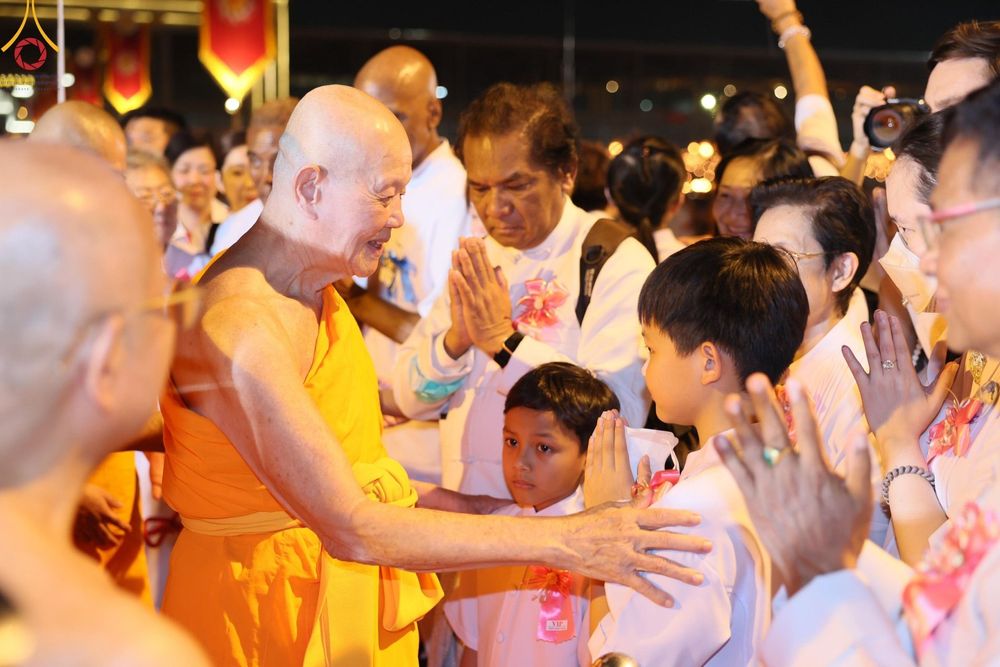 ภาพ No.125133:พิธีเวียนประทักษิณและจุดมาฆประทีป (ชุดที่ 2) ในวันมาฆบูชา เสาร์ที่ 24 กุมภาพันธ์ พ.ศ. 2567 ณ พระมหาธรรมกายเจดีย์ วัดพระธรรมกาย