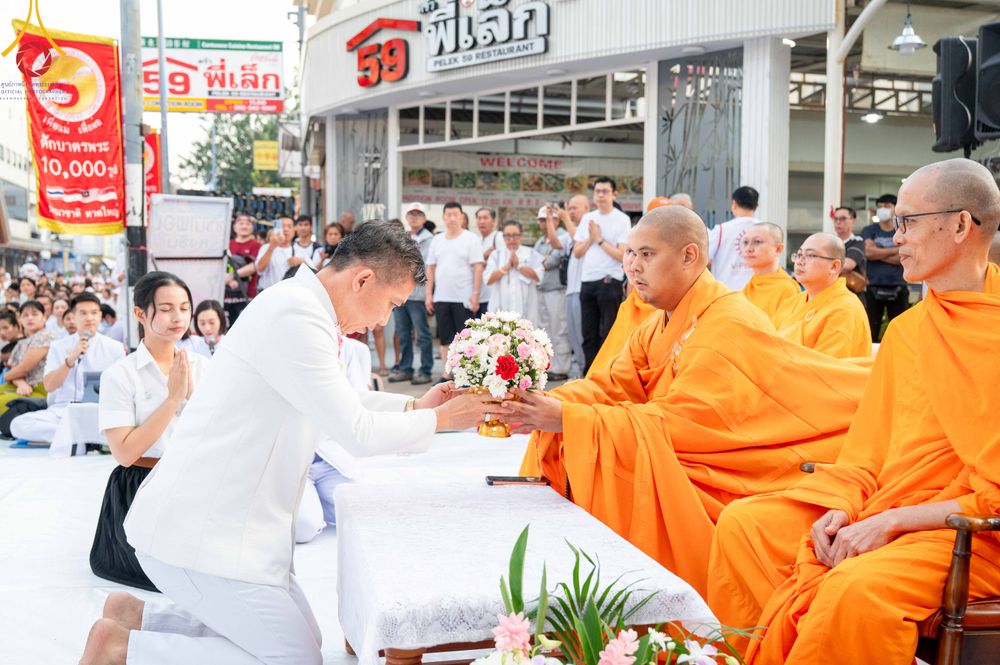 ภาพ No.343149:วันอาทิตย์ที่ 16 สิงหาคม พ.ศ.2569 พิธีตักบาตรพระ 10,000 รูป นานาชาติ ปีที่ 23 คณะสงฆ์ 4 ประเทศ 14 จังหวัดภาคใต้ น้อมถวายเป็นพุทธบูชา ทำบุญเพื่อแม่- พ่อ ณ ถนนนิพัทธ์อุทิศ 3 อ.หาดใหญ่ จ.สงขลา