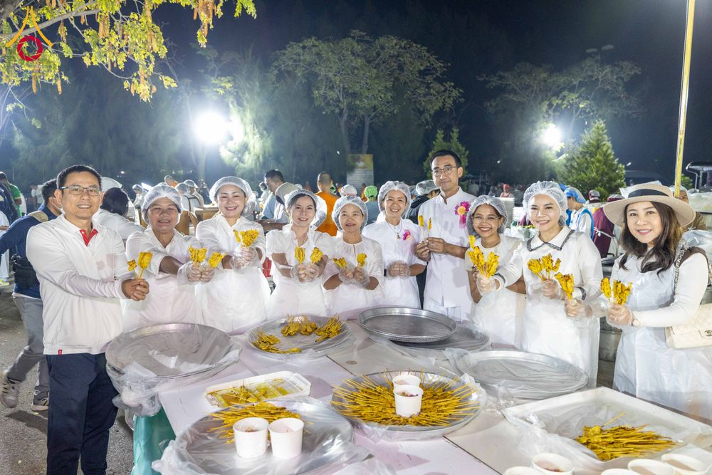 ภาพ No.288012:วันที่ 4 มกราคม พ.ศ. 2569 พิธีถวายภัตตาหารเป็นสังฆทาน แด่พระธรรมยาตรา ในโครงการธรรมยาตรา กตัญญูบูชา มหาปูชนียาจารย์ พระมงคลเทพมุนี(สด จนฺทสโร) พระผู้ปราบมาร อนุสรณ์สถาน 7 แห่ง ปีที่ 14 ณ อนุสรณ์สถานมหาวิหารพระมงคลเทพมุนี (โลตัสแลนด์) อ.สองพี่น้อง จ.สุพรร