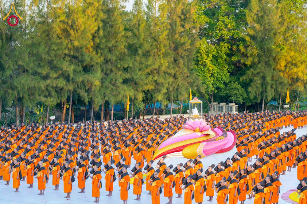 ภาพ No.290674:วันที่ 8 มกราคม พ.ศ. 2569 พระธรรมยาตราปฏิบัติธรรม และถ่ายภาพหมู่ประวัติศาสตร์ ในโครงการธรรมยาตรา กตัญญูบูชามหาปูชนียาจารย์ พระมงคลเทพมุนี(สด จนฺทสโร) พระผู้ปราบมาร อนุสรณ์สถาน 7 แห่ง ปีที่ 14 ณ อนุสรณ์สถานคลองบางนางแท่น อ.สามพราน จ.นครปฐม